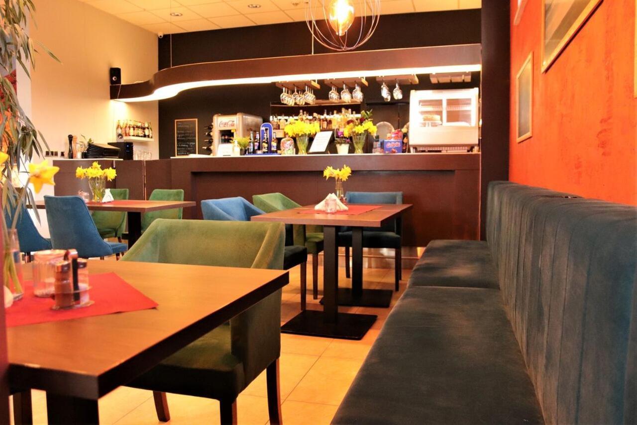 Hotel Eclipse Domasław Εξωτερικό φωτογραφία