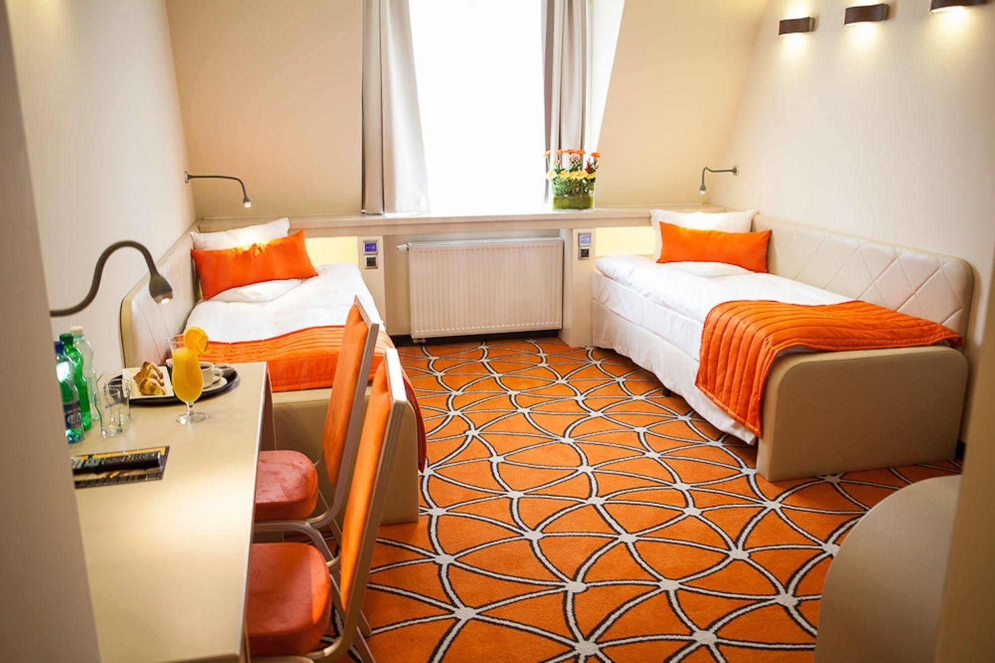 Hotel Eclipse Domasław Εξωτερικό φωτογραφία
