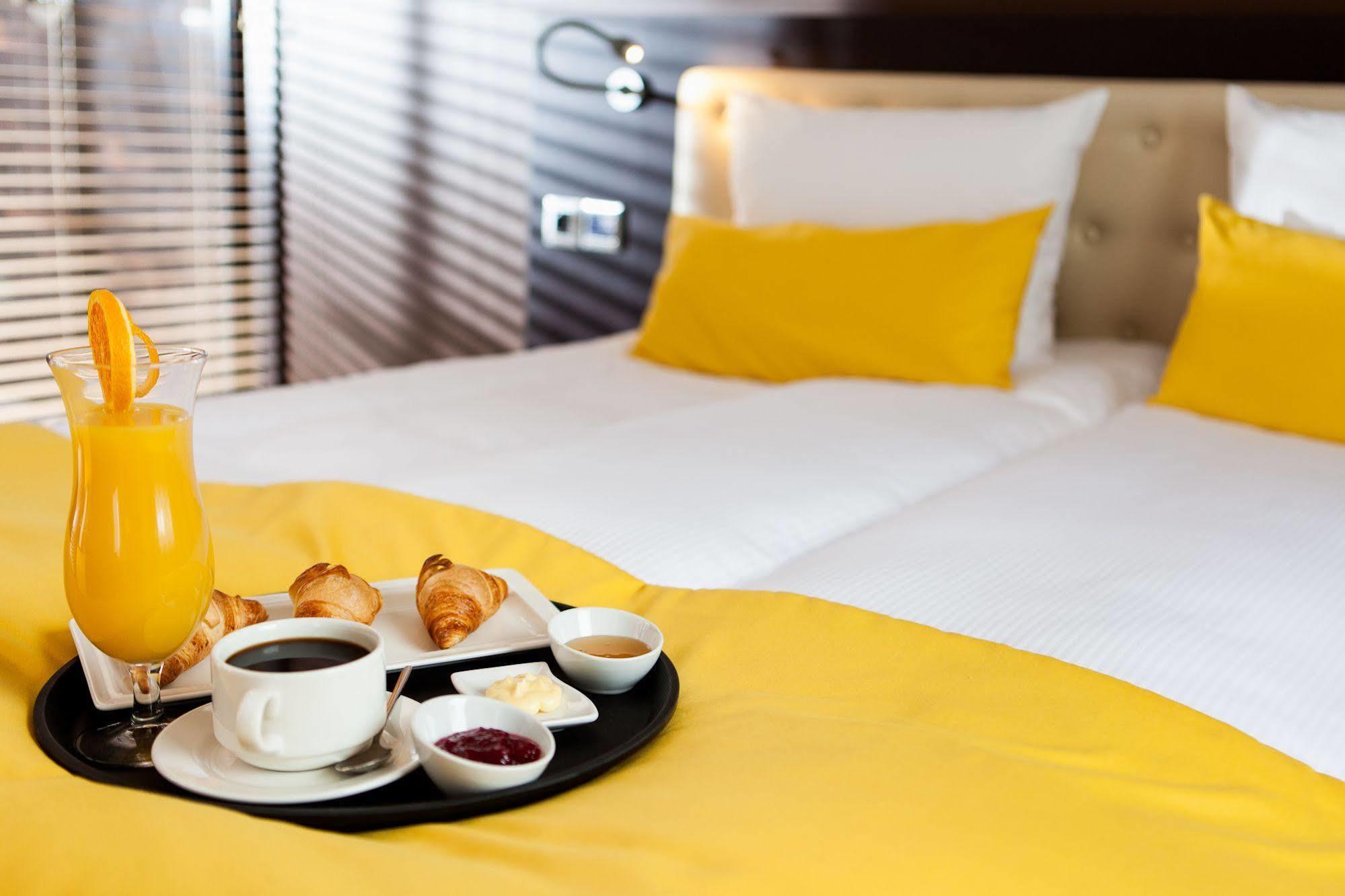 Hotel Eclipse Domasław Εξωτερικό φωτογραφία