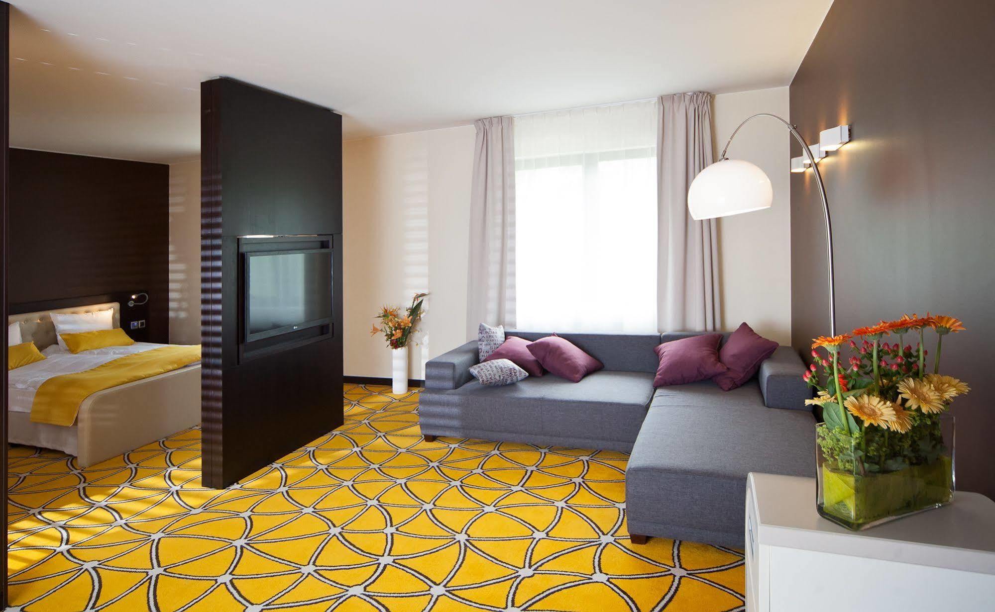 Hotel Eclipse Domasław Εξωτερικό φωτογραφία