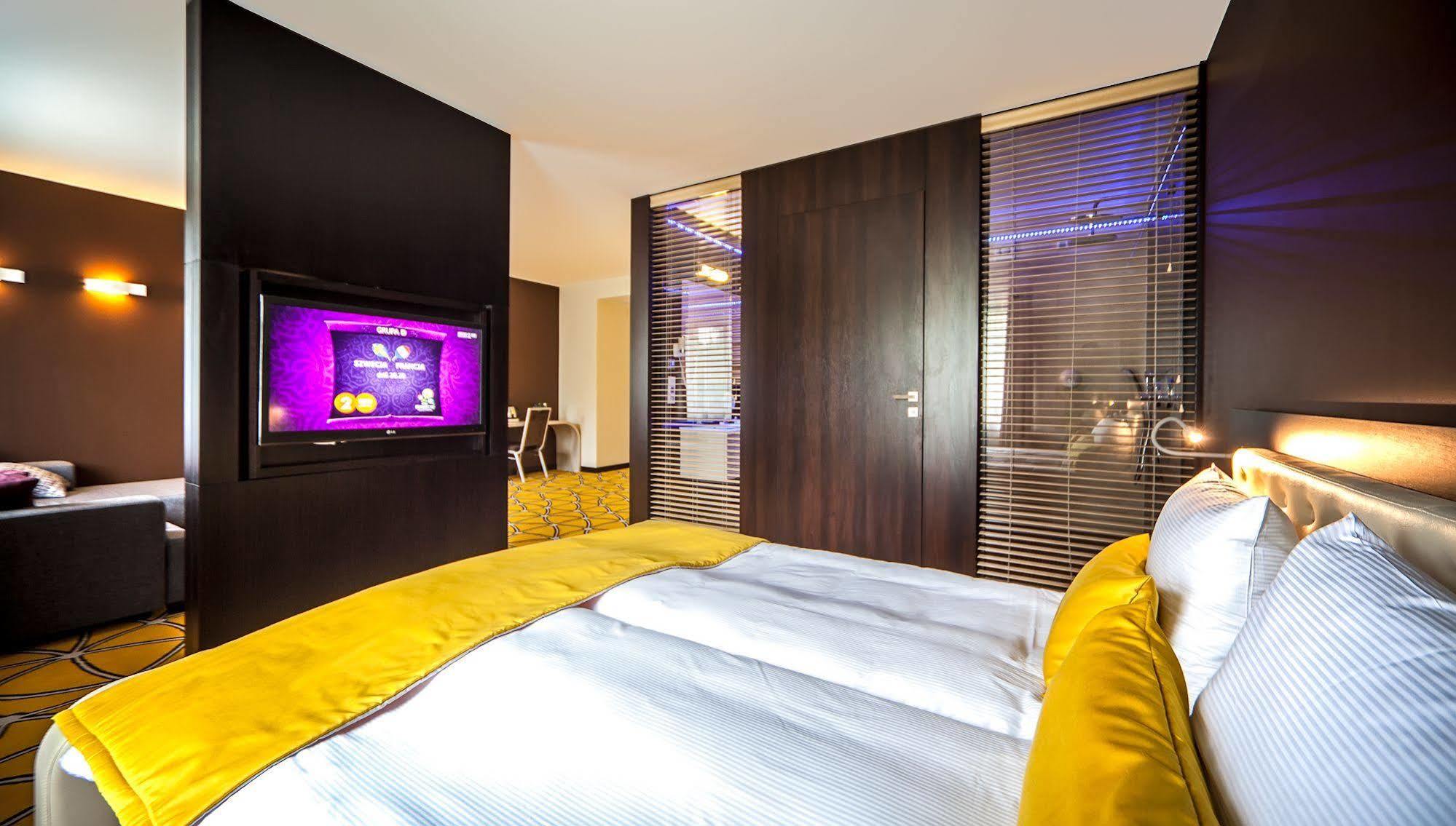 Hotel Eclipse Domasław Εξωτερικό φωτογραφία